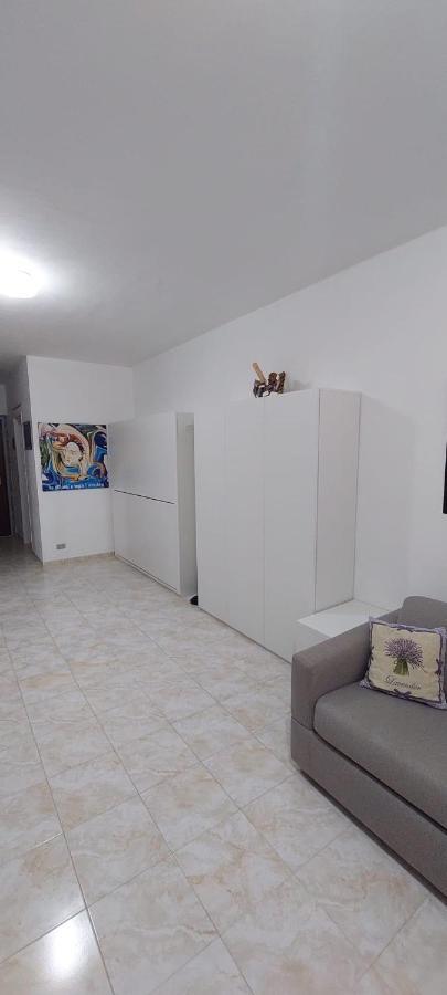Appartement Ampio Monolocale Con Terrazzo - A 2 Passi Dal Mare à Latte Extérieur photo